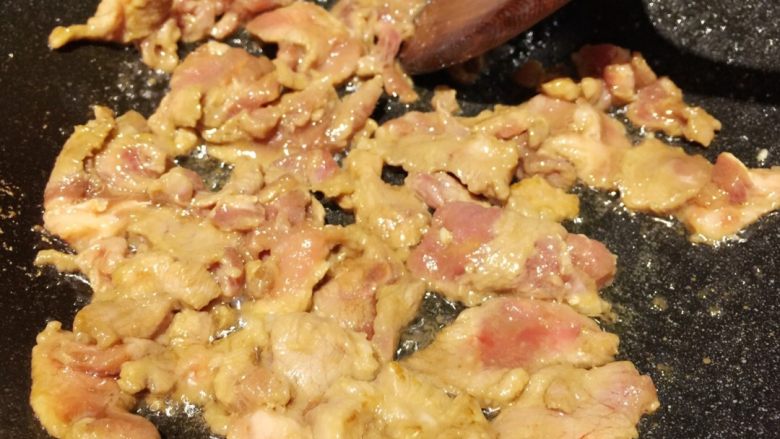 猪肉炒芥兰,热锅倒油烧热,把猪肉放进爆炒