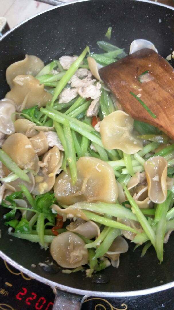 白玉木耳炒西芹,这个时候可以下盐,酱油,蚝油
