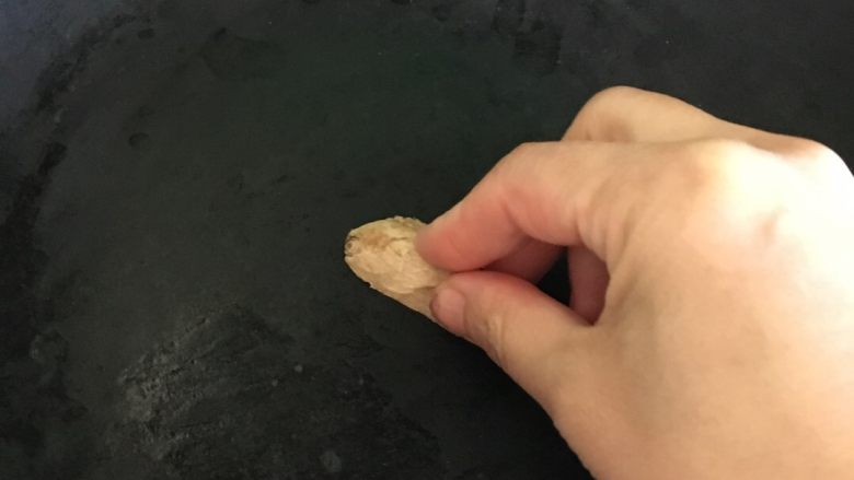 红烧罗非鱼,锅烧热用姜擦擦,这样以防鱼粘锅