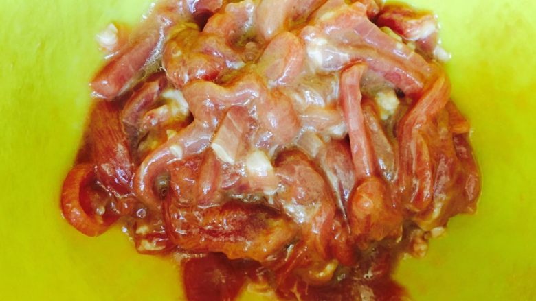 鱼香肉丝,倒入适量盐、<a style='color:red;display:inline-block;' href='/shicai/ 718'>料酒</a>、<a style='color:red;display:inline-block;' href='/shicai/ 788'>生抽</a>、淀粉、食用油拌匀备用