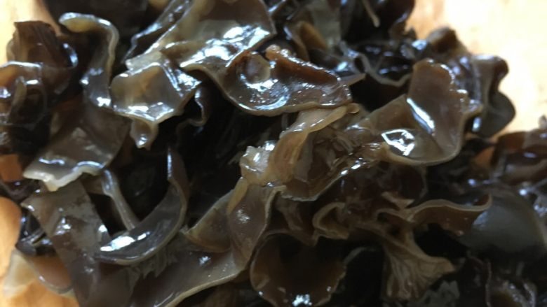 鱼香肉丝,木耳摘洗干净切丝
