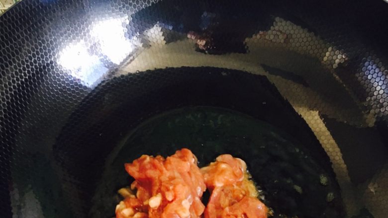 鱼香肉丝,倒入肉丝