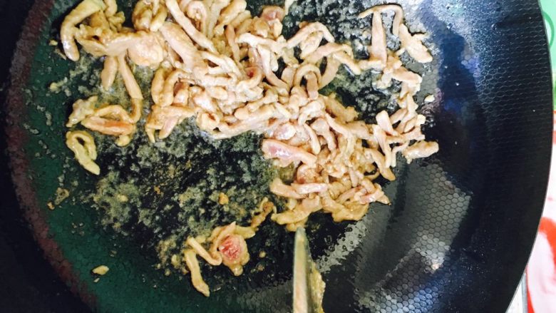 鱼香肉丝,肉丝炒散盛出备用