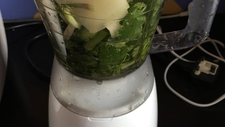 蔬果糊-57,把所有食材放入打糊機，加入200ml大約40度左右的溫水打糊約2分鐘