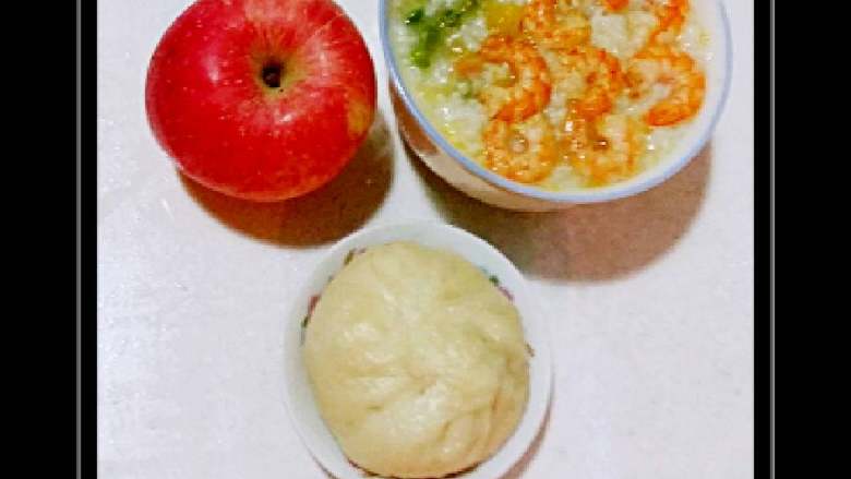 我家的家常早餐,18:虾仁豌豆玉米咸味营养粥、萝卜鲜肉包子、苹果🍎