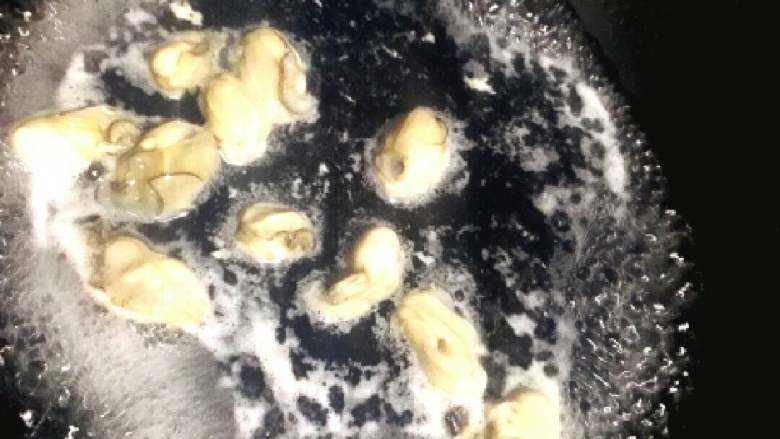 海蛎子抱蛋+#人民的美食#,先用少量的水煮开,少量水哦,放海蛎焯水,沥干,如果生的煎蛋怕鸡蛋好了海蛎还没熟透。