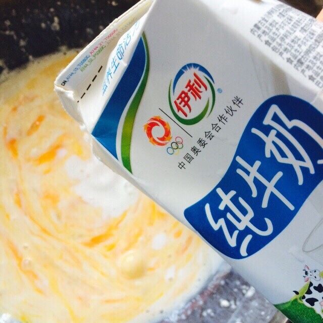 班戟水果包#挑战鸡蛋的100种做法#,搅拌均匀,加入<a style='color:red;display:inline-block;' href='/shicai/ 219'>牛奶</a>,再拌匀