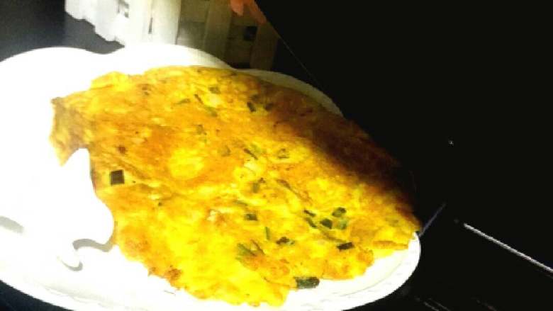海蛎子抱蛋+#人民的美食#,煎到鸡蛋可以移动了,说明那面已经煎好了,对于新手来说翻整张鸡蛋饼可能存在难度,我这里特意分享下方法,找一大的盘子,鸡蛋饼倒扣到盘子里,当然盘子确定不能有水,可以看的到煎好的这面呈金黄色
