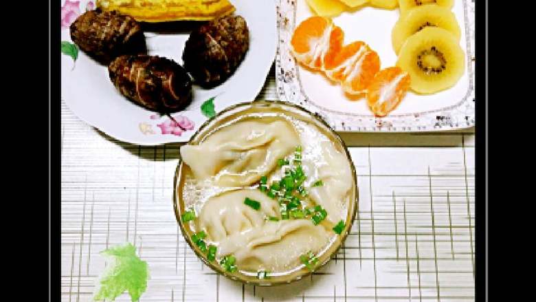 我家的家常早餐,32:鲜肉榨菜饺子、芋头、红薯、猕猴桃、桔子