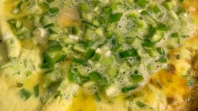 “香葱尖椒鸡蛋饼”绅士私房菜,最后倒入另一半鸡蛋液