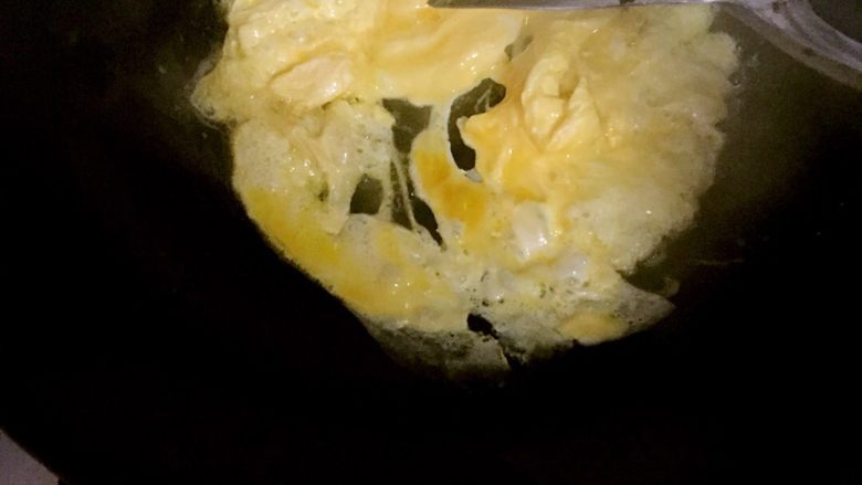 番茄鸡蛋面疙瘩,锅放油,放入鸡蛋煎至稍凝固盛出