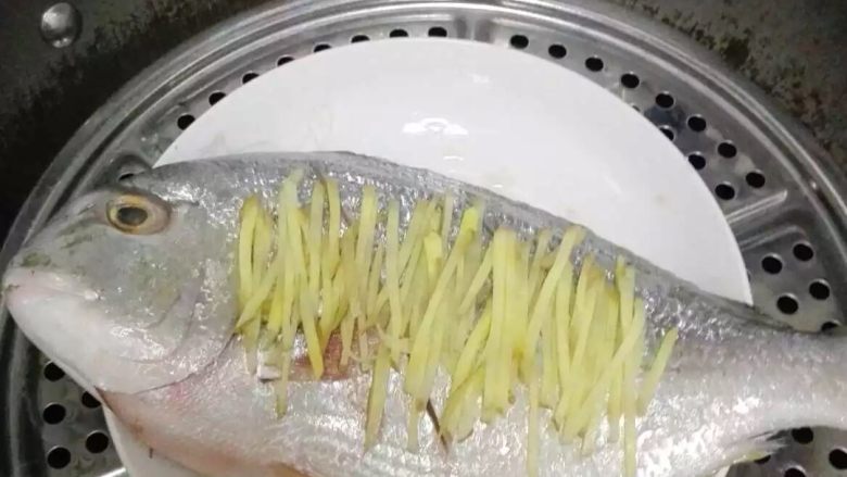 清蒸鱼,切点姜丝放在鱼上面,然后拿个蒸锅坐上水就可以开始蒸了,大火烧开后关中火再蒸15分钟