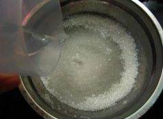 芝士布丁,锅中加入<a style='color:red;display:inline-block;' href='/shicai/ 156925'>水</a>，砂糖。