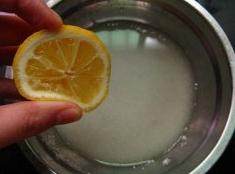 芝士布丁,再把<a style='color:red;display:inline-block;' href='/shicai/ 919'>柠檬汁</a>挤入糖水中。