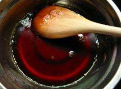 芝士布丁,中小火上煮8-10分钟左右，颜色呈褐红色即可。