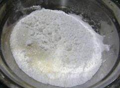 墨西哥包,面团材料除黄油全都混在一起,揉成表面光滑的面团,加入黄油15G揉至出膜,薄膜破洞边缘呈锯齿状即可。