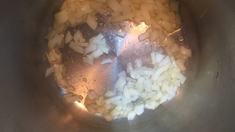 意大利杂菜汤,黄油软化后,加入洋葱