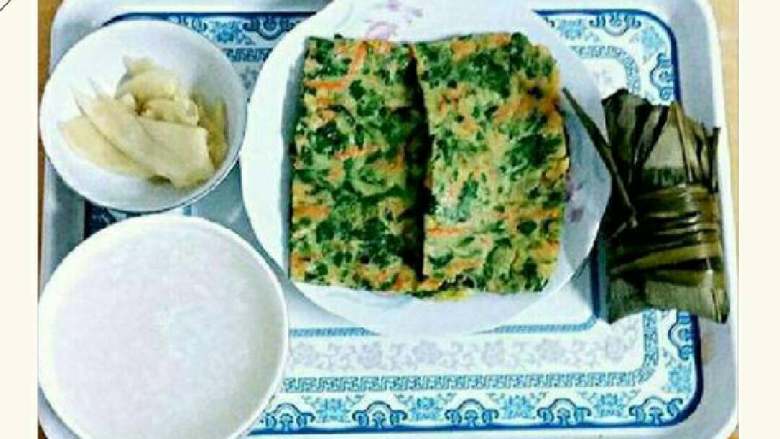 我家的家常早餐,3:芹菜叶鸡蛋饼、肉粽、白米粥、糖醋嫩姜。
步骤:芹菜叶洗净沥干水分后切碎,用盐腌制一下,加入一个鸡蛋液,加入适量的面粉,搅拌成均匀的糊状,不粘锅烧热放入适量的油,倒入菜糊转中小火🔥煎至两面微黄,倒出切块。