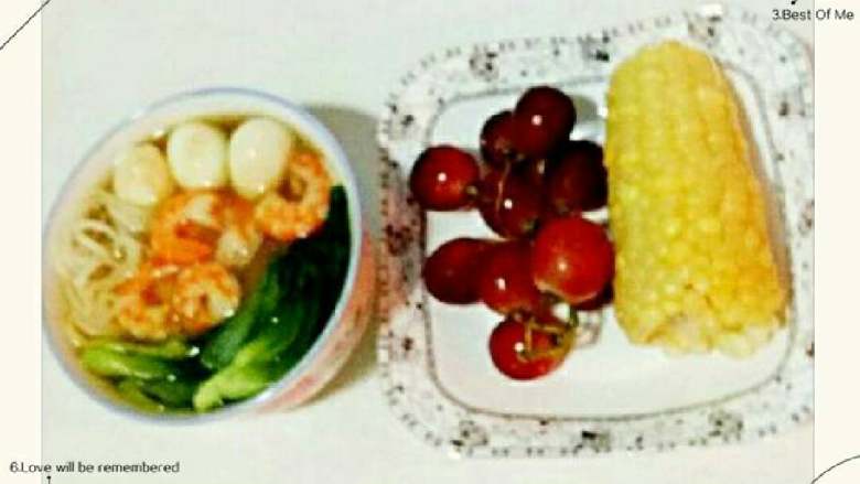 我家的家常早餐,5:鹌鹑蛋、虾、青菜索粉面、提子,糯玉米棒