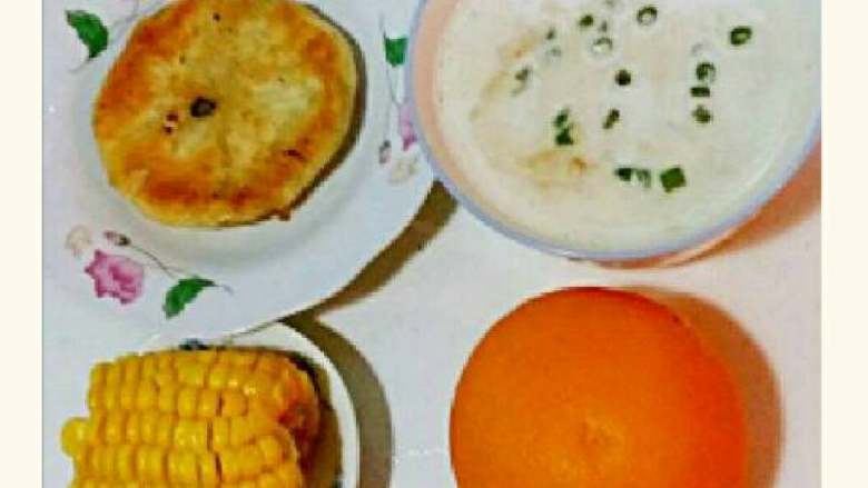 我家的家常早餐,7:葱肉饼、自制花生米黄豆浆、玉米棒、南非橙