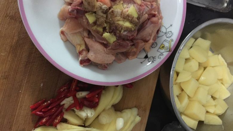 土豆焖鸡,准备好所有所需材料,先切好放在盘中备用。