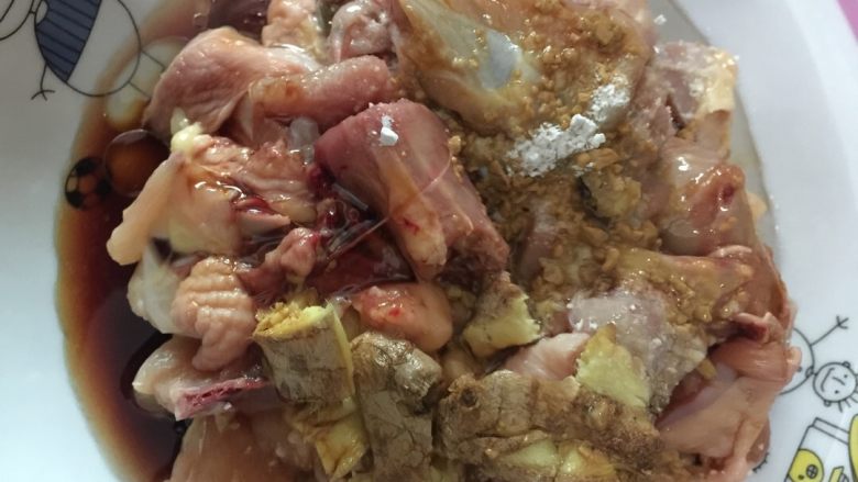 土豆焖鸡,鸡要放生粉、油、酱油一起拌一下,再腌5分钟会入味一下