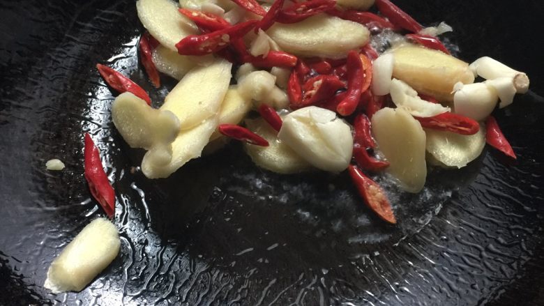 土豆焖鸡,用姜,蒜、辣椒炝锅(一定要油锅烧热)