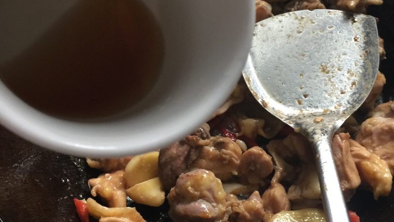 土豆焖鸡,放入鸡肉,把鸡肉炒至看不到生肉有油冒出了放盐和一点米酒或料酒,这样可以去腥味哦,翻炒一会再倒入土豆丁一起翻炒,加一饭碗半的水翻炒盖住锅盖焖15分钟(放入水要看土豆和鸡的量再决定放多少?