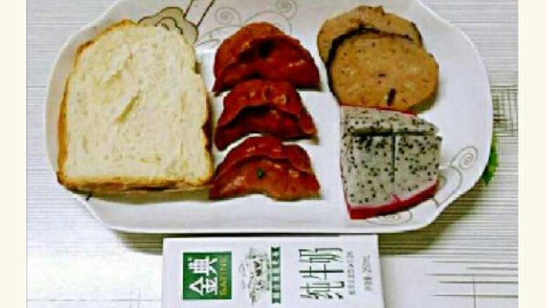 我家的家常早餐,11:面包🍞、红曲蒸饺、火龙果、糯米藕、纯牛奶