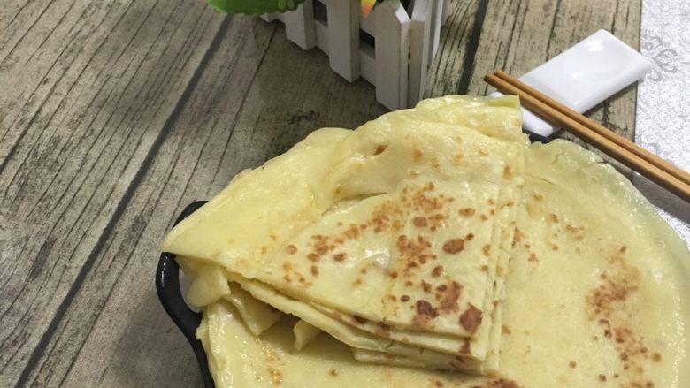 鸡蛋煎饼#挑战鸡蛋的100种做法#,淡淡的甜味，还有鸡蛋的香味，好吃😊😊🌻🌻