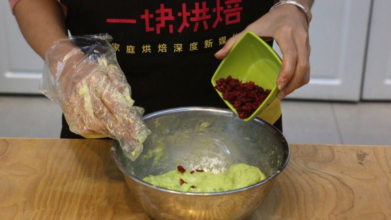 抹茶蔓越莓麻薯面包,5.将蔓越莓切碎,加入面粉中,搅拌均匀。