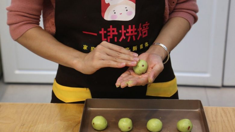 抹茶蔓越莓麻薯面包,7.将面团搓圆，搓至表面光滑，放在烤盘中，面团与面团间保留距离
