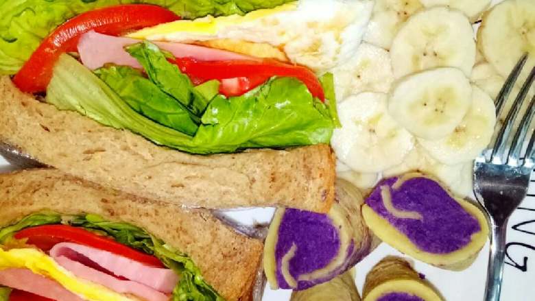 紫薯鸡蛋卷,加热平底锅，热锅冷油，加入和好的牛奶鸡蛋面粉，快速铺平然后马上加入紫薯泥，最后把鸡蛋饼卷起来就完成了哈哈哈