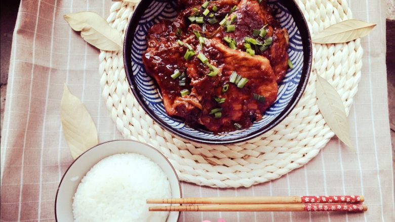 红烧大排,酱汁浓郁,肉嫩多汁