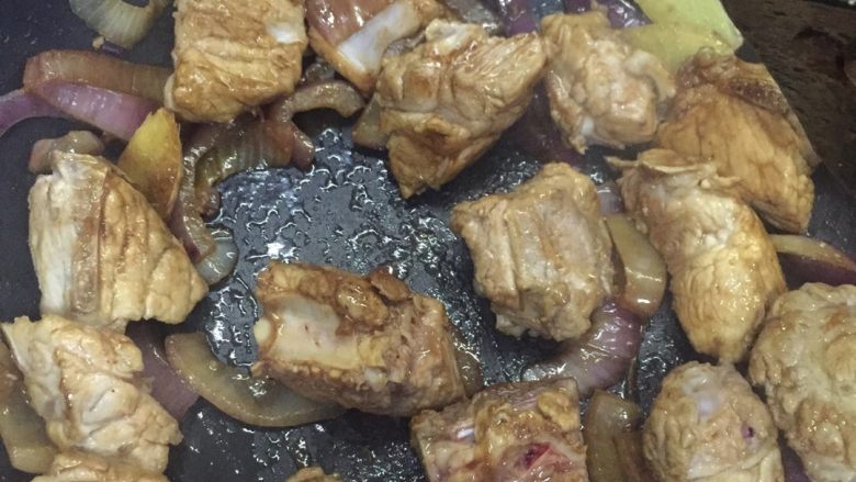 好吃不怕麻烦的#红烧排骨#,炒到如图,有点金黄色