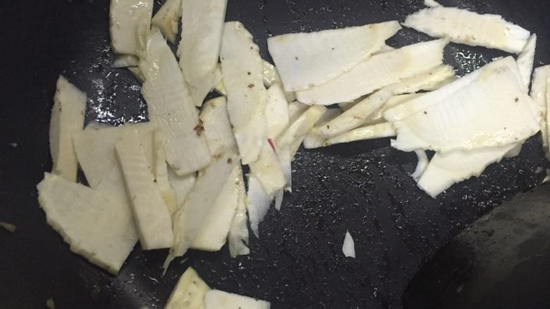好吃不怕麻烦的#红烧排骨#,高压锅压排骨的同时,我们把切好的鲜冬笋放在刚刚的油锅里,加一点点白砂糖翻炒