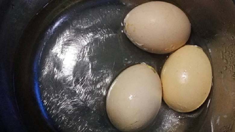 琥珀鸡蛋,取出鸡蛋放凉剥去锡纸,冷水泡
