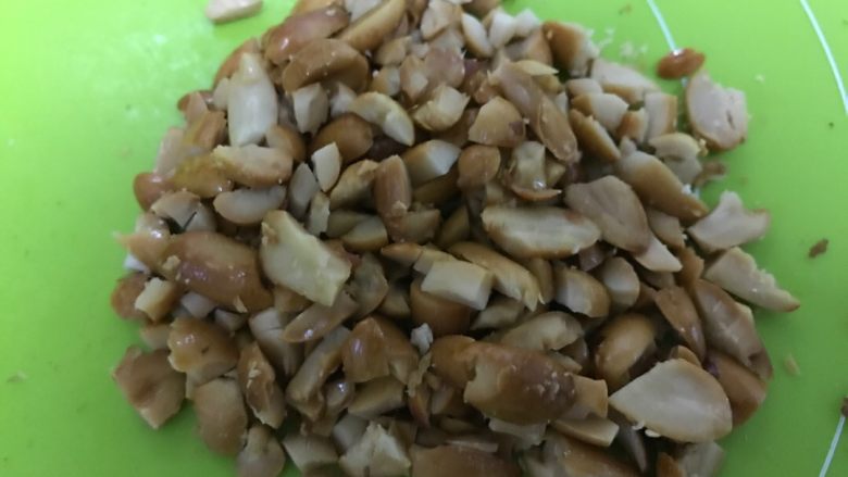 花生酱曲奇,花生用锅翻炒熟,去掉红衣,用擀面杖压碎(这次晚上做着急了,压的不均匀,建议压的碎一些更好哦)。拌入面团,混合均匀。