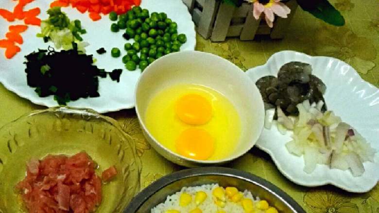 什锦蛋炒饭+#有个故事#,食材准备好，<a style='color:red;display:inline-block;' href='/shicai/ 288'>虾皮</a>忘拍了😂米饭和剥好的<a style='color:red;display:inline-block;' href='/shicai/ 4802'>玉米粒</a>蒸好