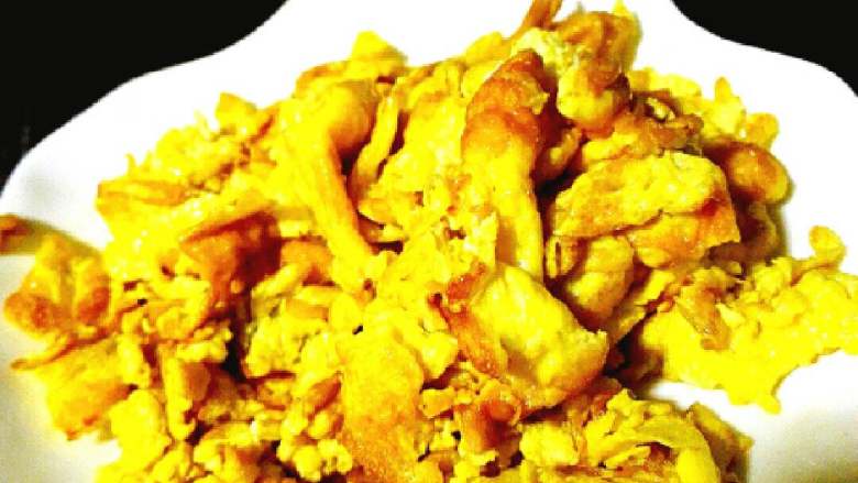 什锦蛋炒饭+#有个故事#,煎好弄碎点,装盘备用