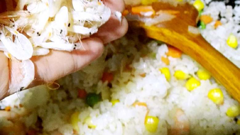 什锦蛋炒饭+#有个故事#,加虾皮