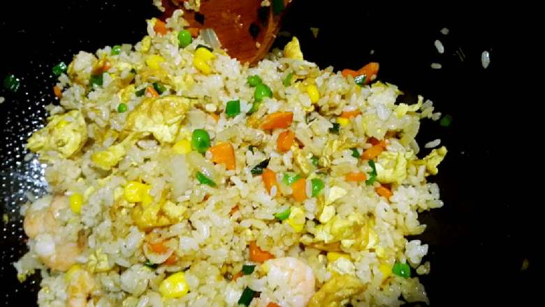 什锦蛋炒饭+#有个故事#,炒入味了最后撒葱花