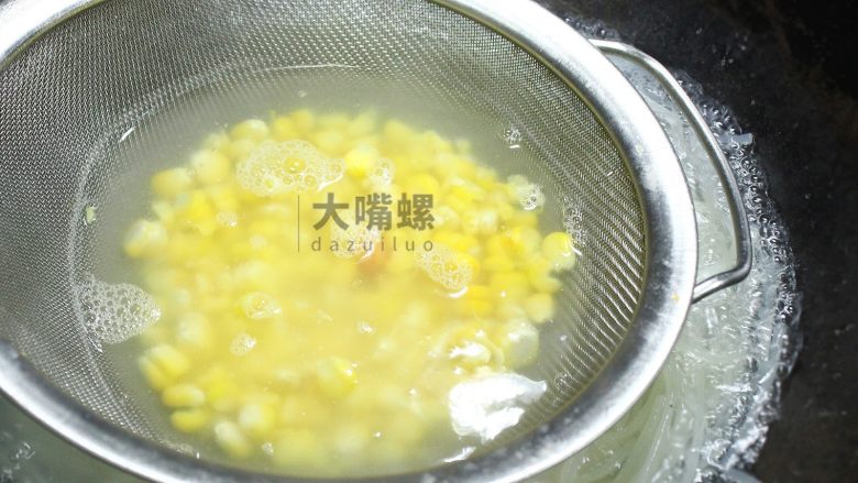 黄金芝士焗意“粉”丨大嘴螺,煮粉的过程中可以将之前剥好的玉米粒放入开水中一同煮制(不要夸我,我是天才)