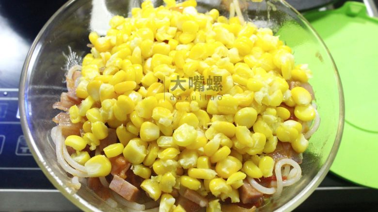 黄金芝士焗意“粉”丨大嘴螺,玉米派上用场,先铺一层煮熟后的玉米粒