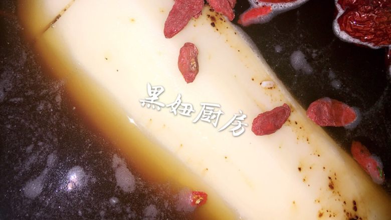 糯米莲藕（蜜汁莲藕）,把固定好的藕冷水下锅，水盖过藕在多一个手指节的水就好，倒入红糖红枣枸杞。【如果有桂花就加入桂花同煮】我糯米弄多了，丢了又浪费于是把剩余糯米一起倒入锅中煮，大火煮开后用中火🔥煮30分钟，用中小火炖煮2个半小时直到轻轻用筷子扎藕熟了就可以关火，如果不着急吃这个天气常温下多放几个小时让它泡在汤汁里这样等待后切出来的藕片颜色不仅好看，而且非常好吃😋（此方法适用于不锈钢锅😄）