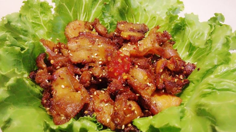 烤五花肉,烤箱烤5-10分钟即可(个人比较喜欢烤得比较干一点的五花肉吃,所以我烤了十分钟)。撒点<a style='color:red;display:inline-block;' href='/shicai/ 666'>芝麻</a>在烤肉上。