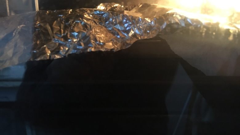 奶香杏仁小餐包,烤箱预热180度,中层烤20分钟左右,看上色程度加盖锡纸