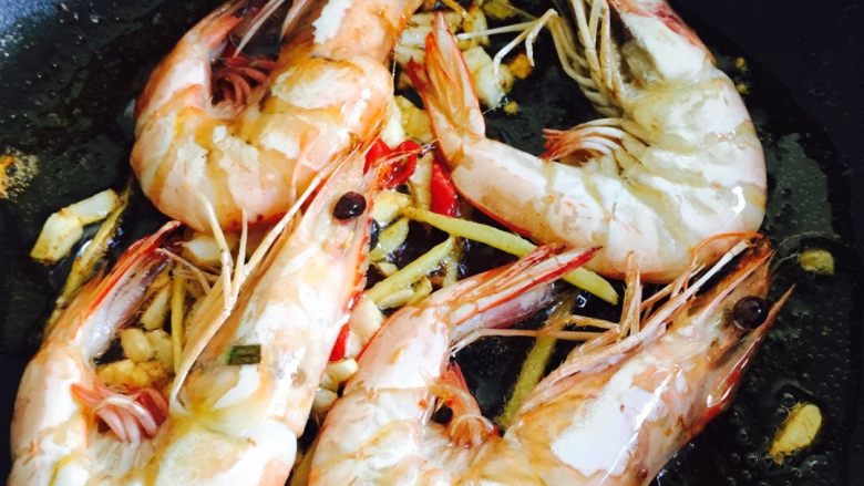 #年夜饭#油焖大虾,一面煎出颜色后再反过来煎另外一面,这时候虾油已经冒出来了