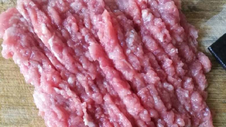 馄饨,把洗好的猪肉切碎