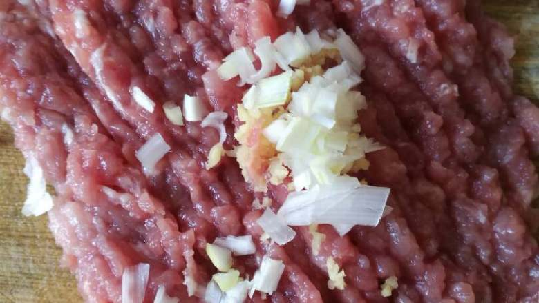 馄饨,将准备好的佐料一起搅拌均匀